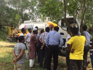 IKOM asphalt distributor truck - reliable road construction equipment